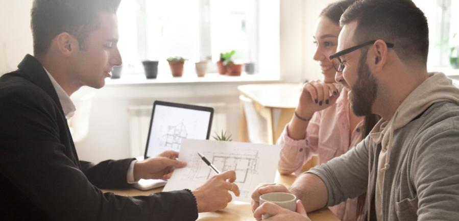 Couple avec un architecte pour dessiner les plans de maisons