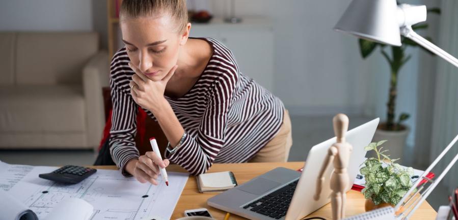 Femme qui dessine un plan de maison