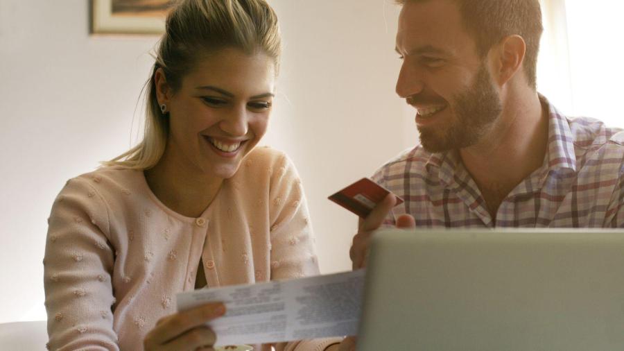 Couple avec facture d'électricité moins chère