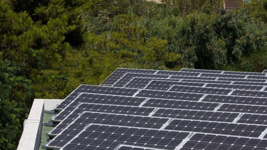 Toiture terrasse avec panneaux solaires