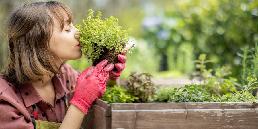 Femme qui a créé son potager